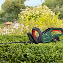 Bosch universal 18V hækkeklipper 55 cm 1x2,5 Ah batteri og lader