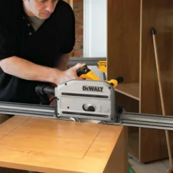DeWALT DWS520KTR 55 mm dyksav med 2 styreskinner