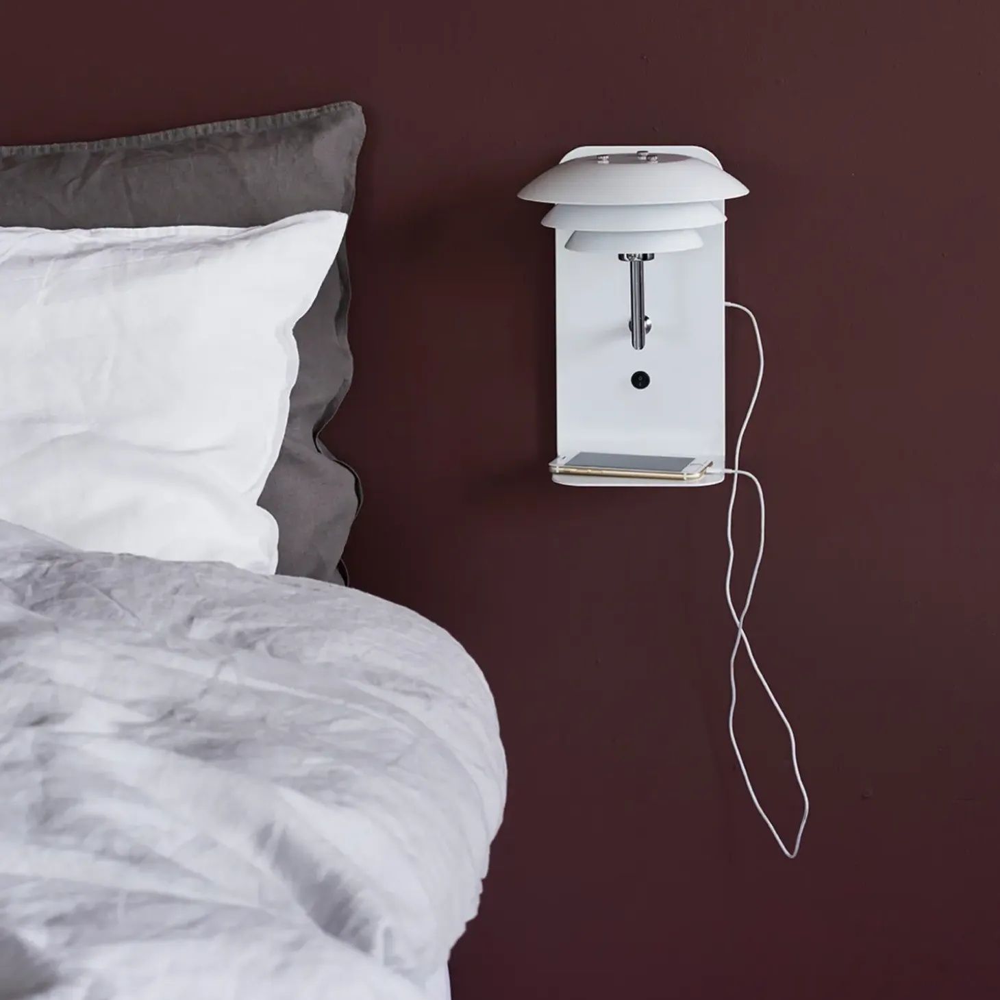 Dyberg Larsen DL20 væglampe H 28 cm m/hylde og USB stik hvid