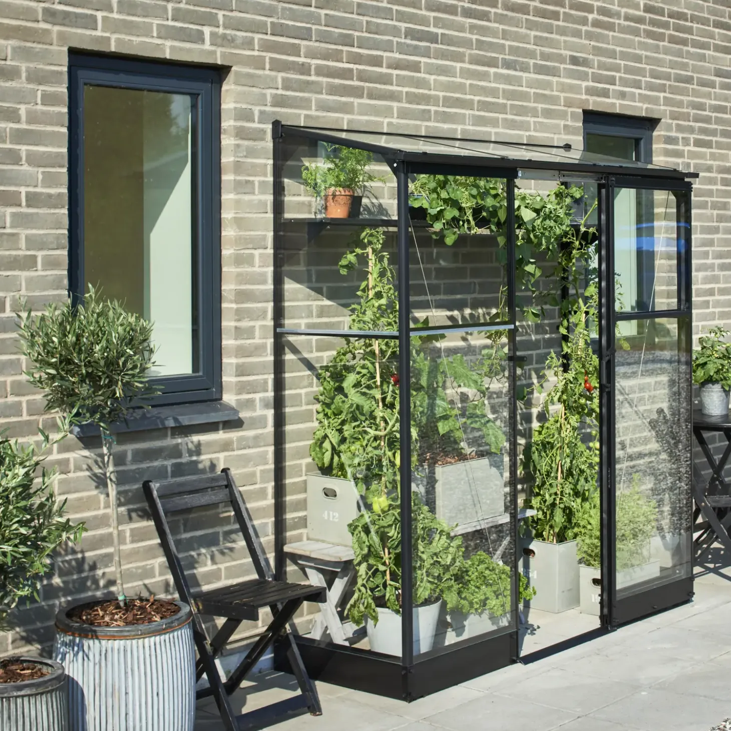 Halls Qube Lean-To 26 vægdrivhus sort med hærdet glas 1,2 m²