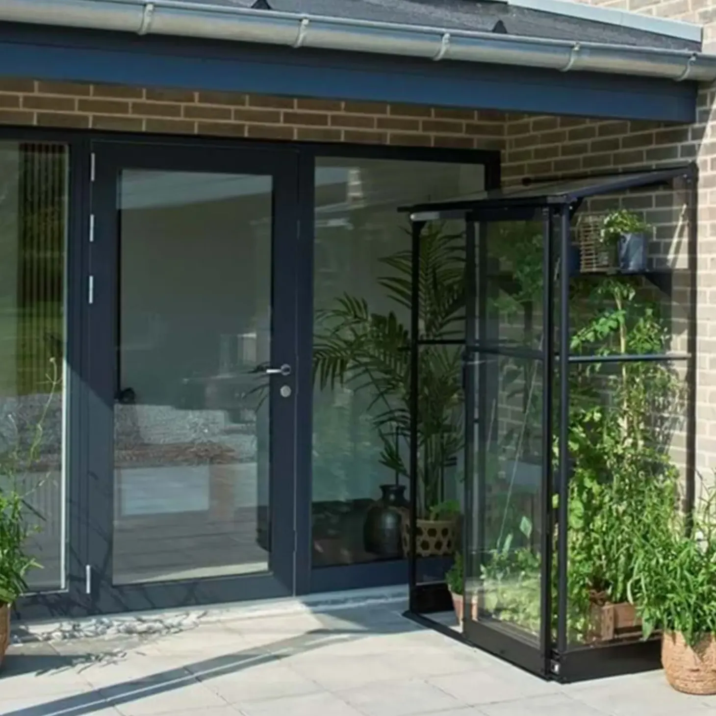 Halls Qube Lean-To 24 vægdrivhus sort med hærdet glas 0,8 m²