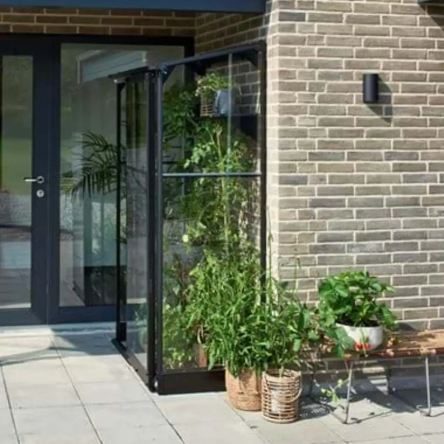 Halls Qube Lean-To 24 vægdrivhus sort med hærdet glas 0,8 m²