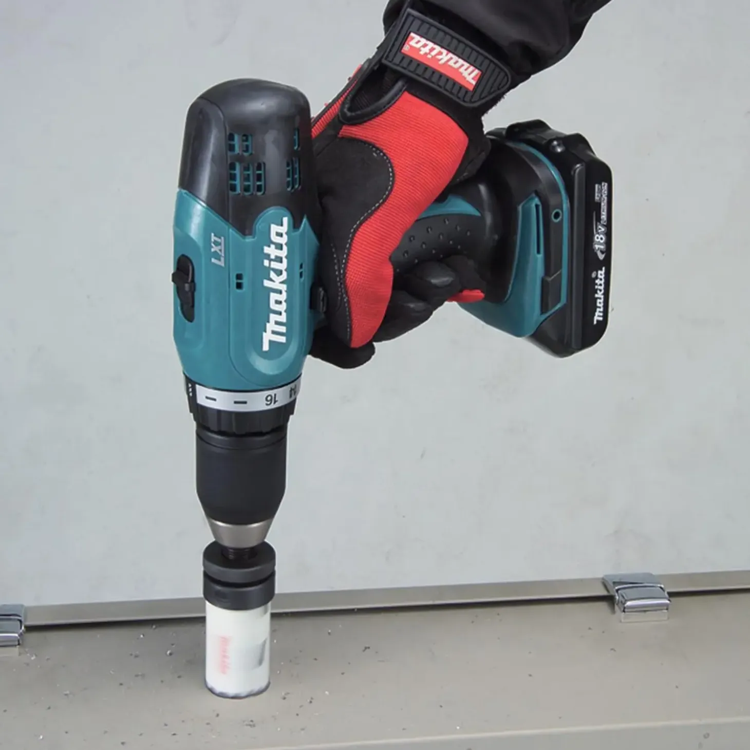 Makita DDF453SFX1 18V LXT bore/skruemaskine 2x3.0 Ah inkl. 75 dele tilbehør