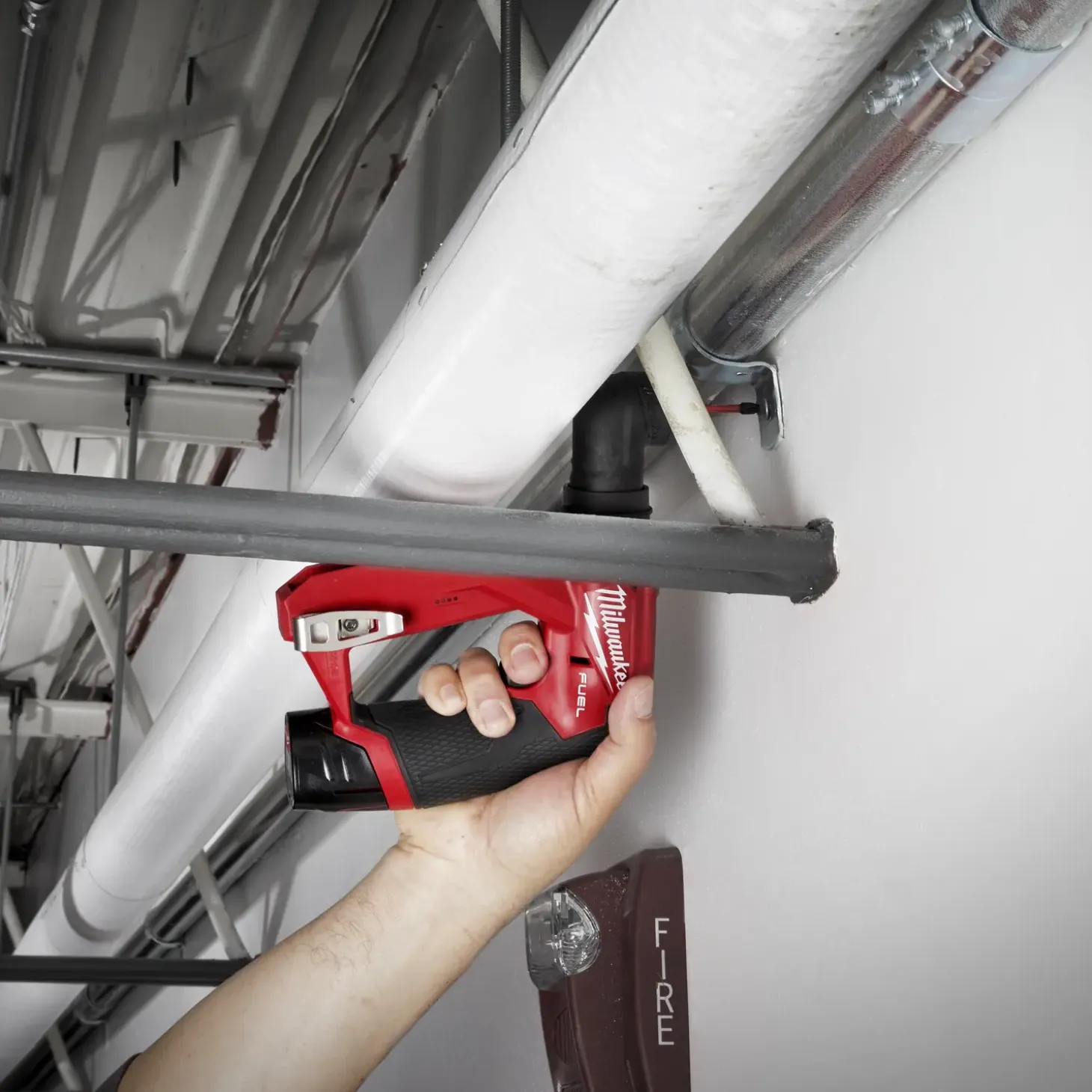 Milwaukee M12 bore-/skruemaskine med udskiftbare hoveder inkl. 2x 2,0Ah batteri og lader