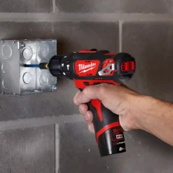 Milwaukee M12 BPD 12V slagboremaskine 2x2.0 Ah batterier og lader i kuffert