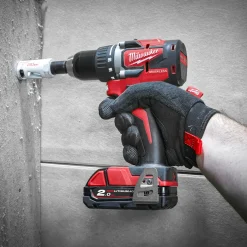 Milwaukee M18 CBLDD-202C 18V bore-/skruemaskine 2x2.0 Ah inkl. kuffert