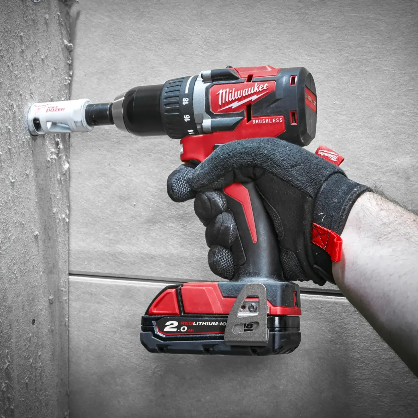 Milwaukee M18 CBLDD-202C 18V bore-/skruemaskine 2x2.0 Ah inkl. kuffert