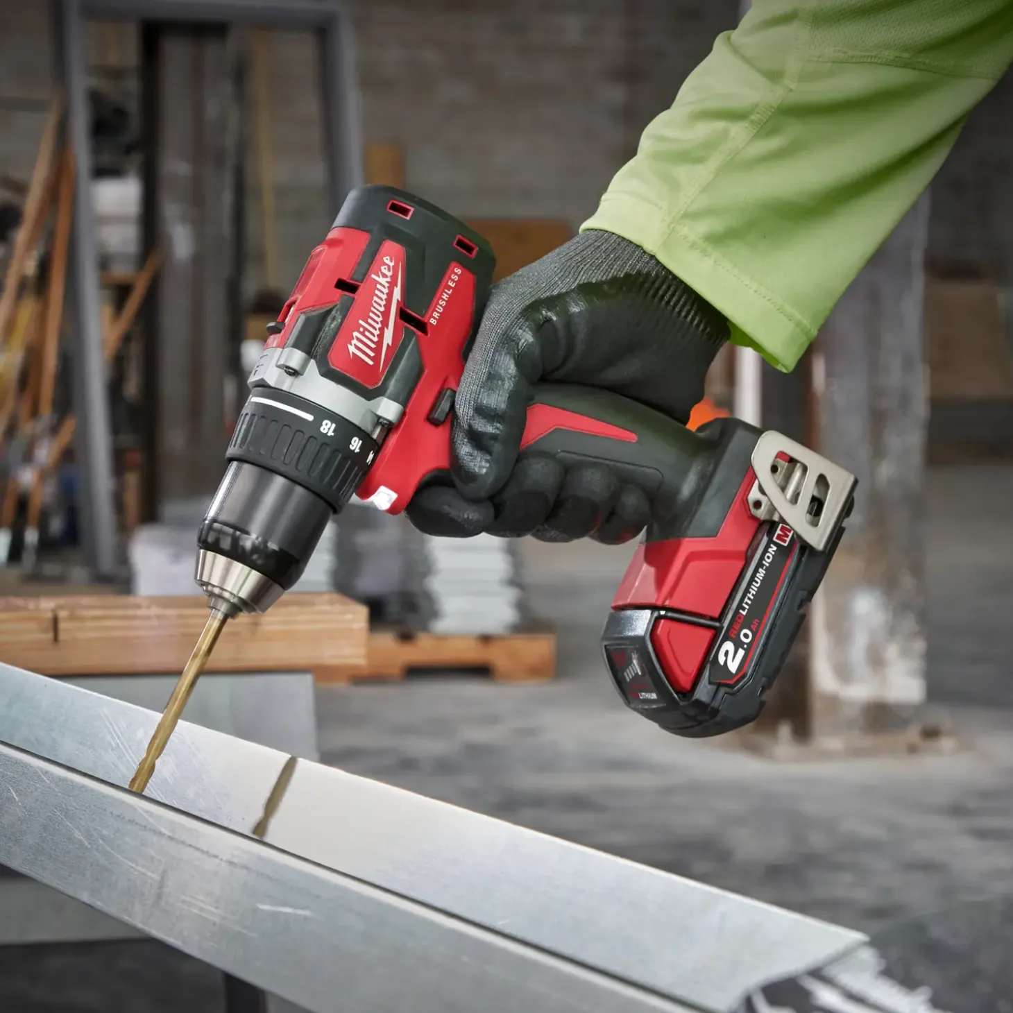 Milwaukee M18 CBLDD-202C 18V bore-/skruemaskine 2x2.0 Ah inkl. kuffert