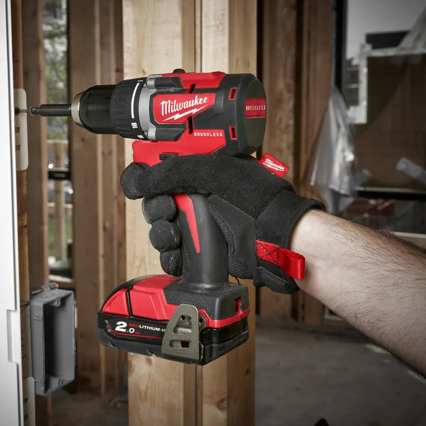 Milwaukee M18 CBLDD-202C 18V bore-/skruemaskine 2x2.0 Ah inkl. kuffert
