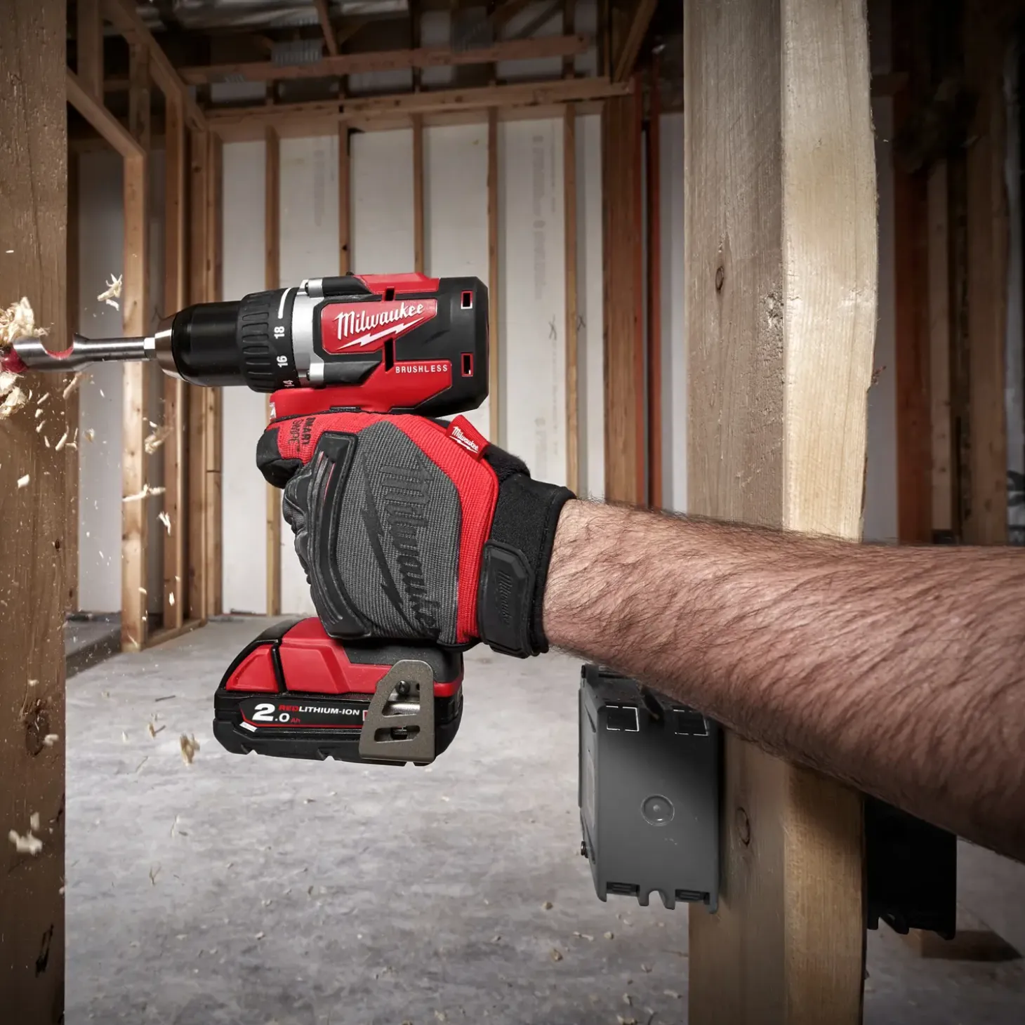 Milwaukee M18 CBLDD-202C 18V bore-/skruemaskine 2x2.0 Ah inkl. kuffert