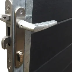 PLUS Artura komposit enkeltlåge 115×135 cm venstrehængt m/gråsorte stolper til nedstøbning