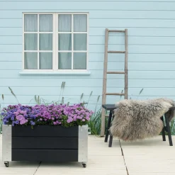 Plus Cubic blomsterkasse med hjul 87x50x45 cm sort