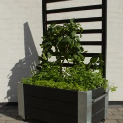 Plus Cubic blomsterkasse med espalier og hjul 87x50x130 cm sort