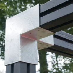 Plus Cubic hjørnebeslag dobbelt til 7x7 cm stolper