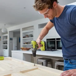 Ryobi R18DD3-252T akku bore-/skruemaskine 1x2,0+1x5,0 Ah 18V ONE+ inkl. 17 dele tilbehør