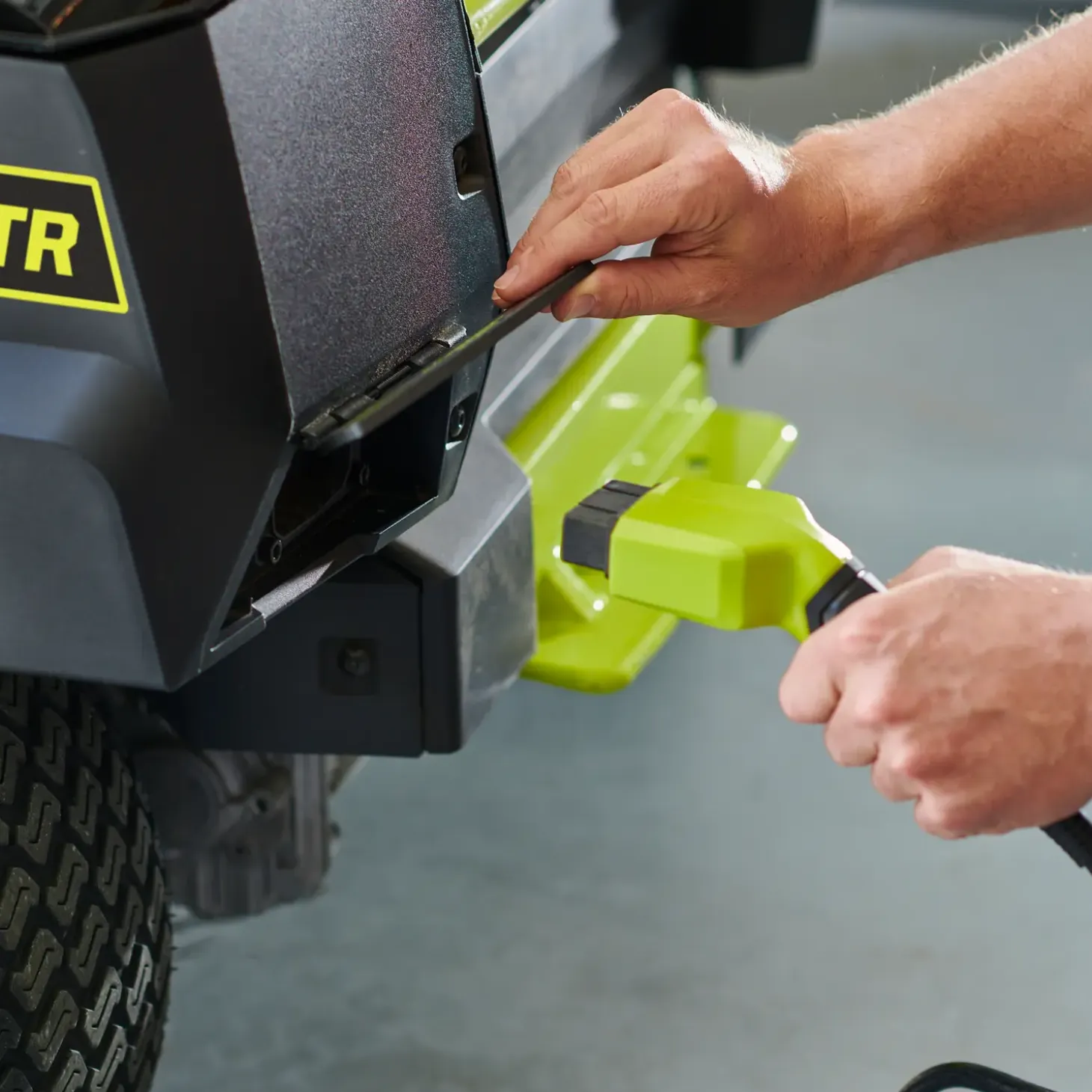 Ryobi RY72ZTRX107-210 72V 137 cm zero turn plæneklipper 3x10 Ah batt.