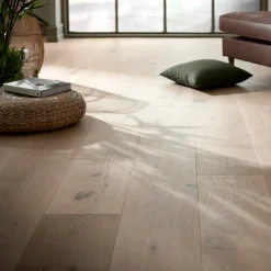 Wallmann Herregårdsplank parketgulv i eg, børstet invisible matlak 15x260x2200 mm